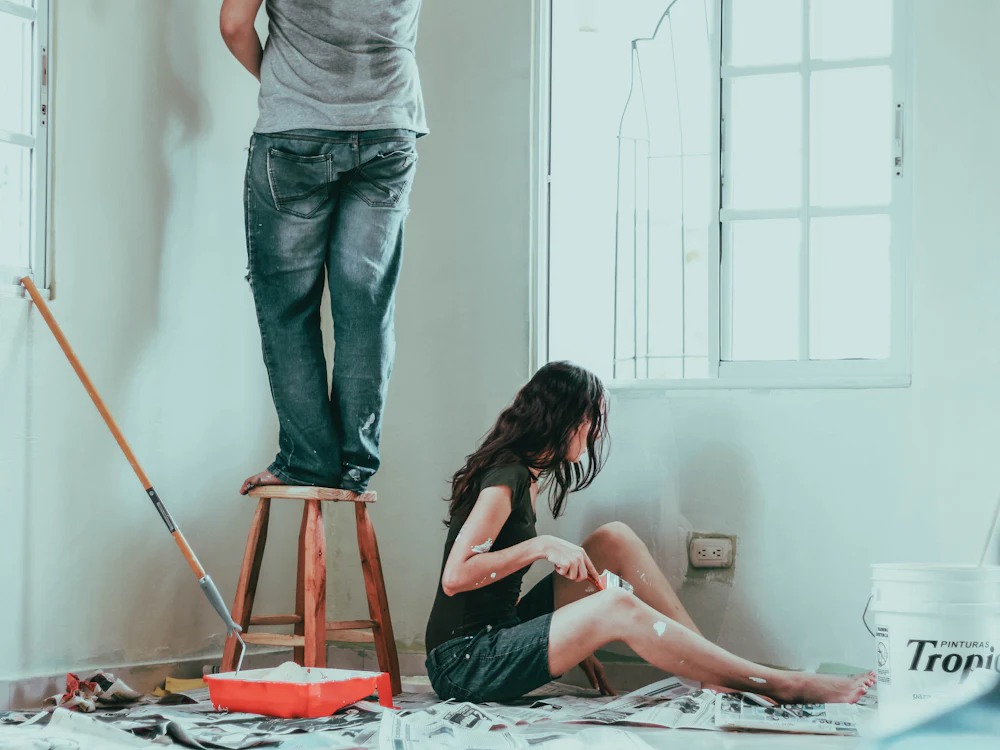 Casal a pintar a casa nova