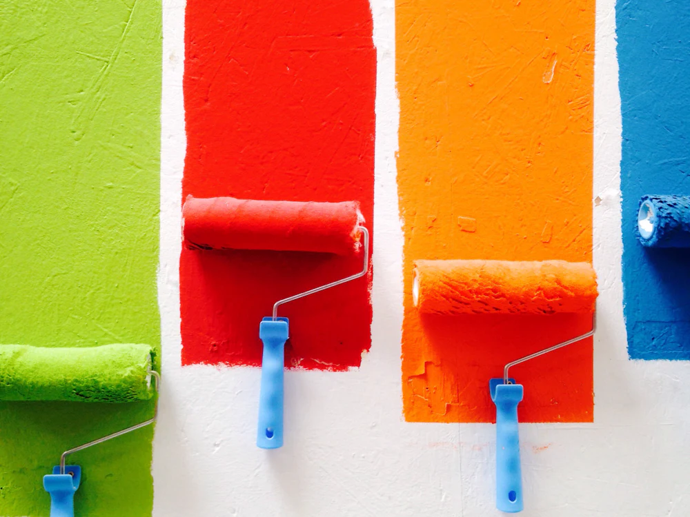 Rolos com tinta de várias cores