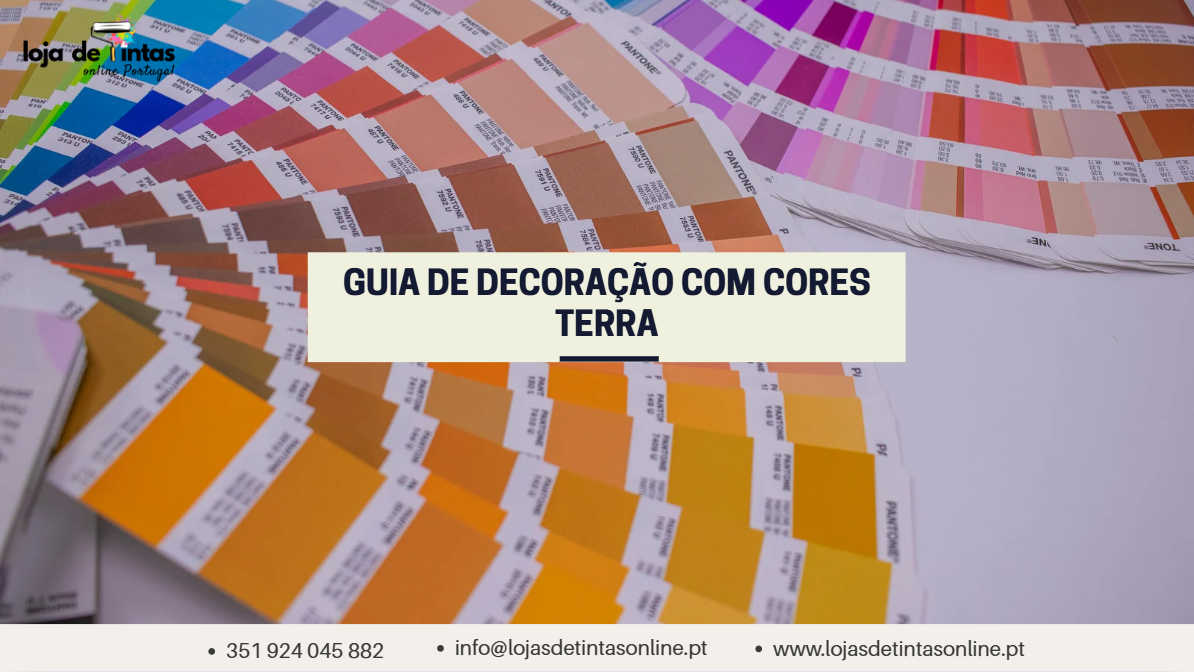 Sala decorada com uma paleta de cores terra, incluindo castanhos, ocres e terracota.
