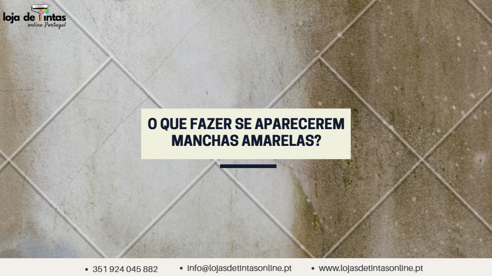 Parede com manchas amarelas causadas por humidade, nicotina ou infiltrações.