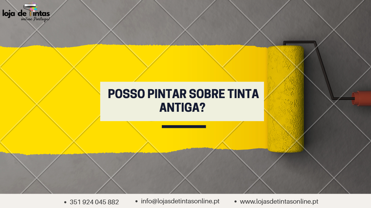 Pessoa a pintar uma parede previamente pintada com tinta antiga.