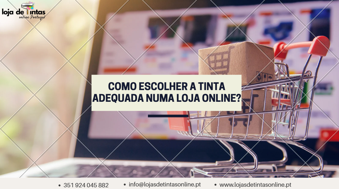 Pessoa a comparar opções de tintas numa loja online antes de comprar.