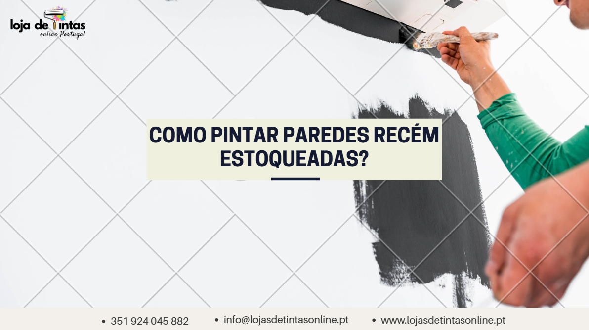 Parede recém estucada pronta para receber a primeira demão de tinta.