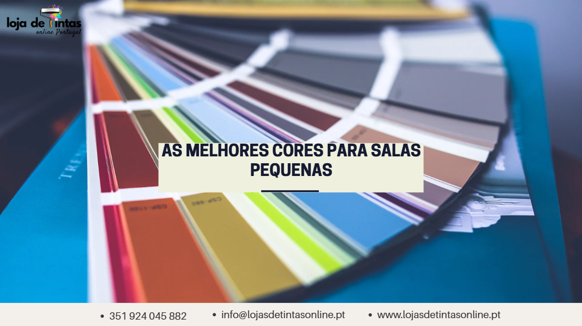 Sala pequena decorada com cores claras que ampliam visualmente o espaço.