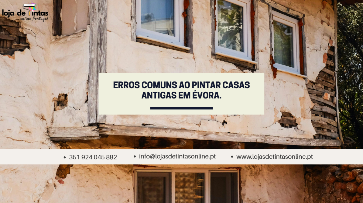 Fachada de casa antiga em Évora com erros de pintura visíveis.