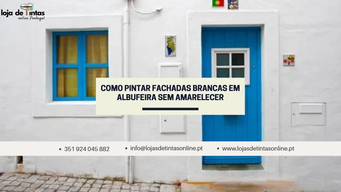 Fachada branca em Albufeira pintada com tinta resistente ao sol sem amarelecer.